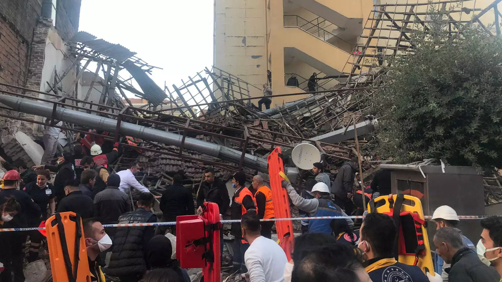 Malatya'da iki katlı bina çöktü