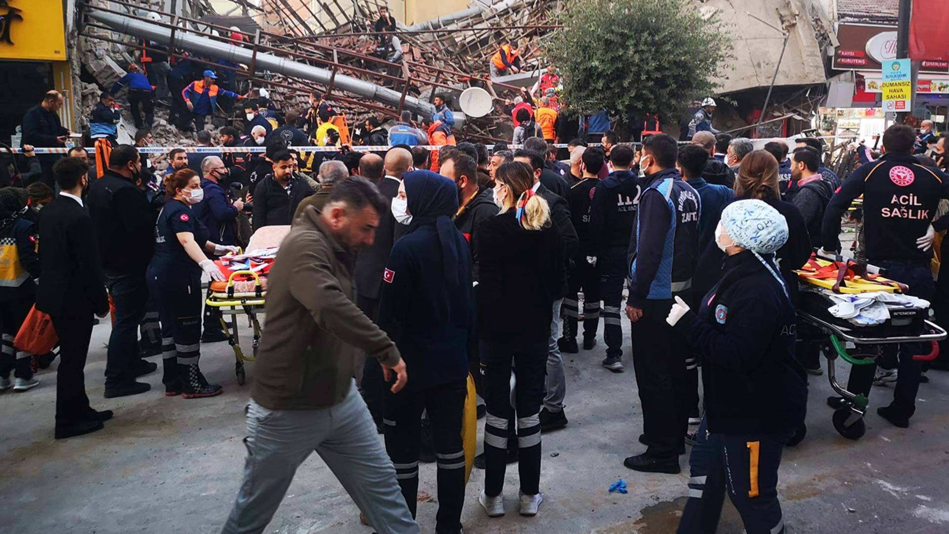 Malatya'da iki katlı bina çöktü: 13 kişi kurtarıldı