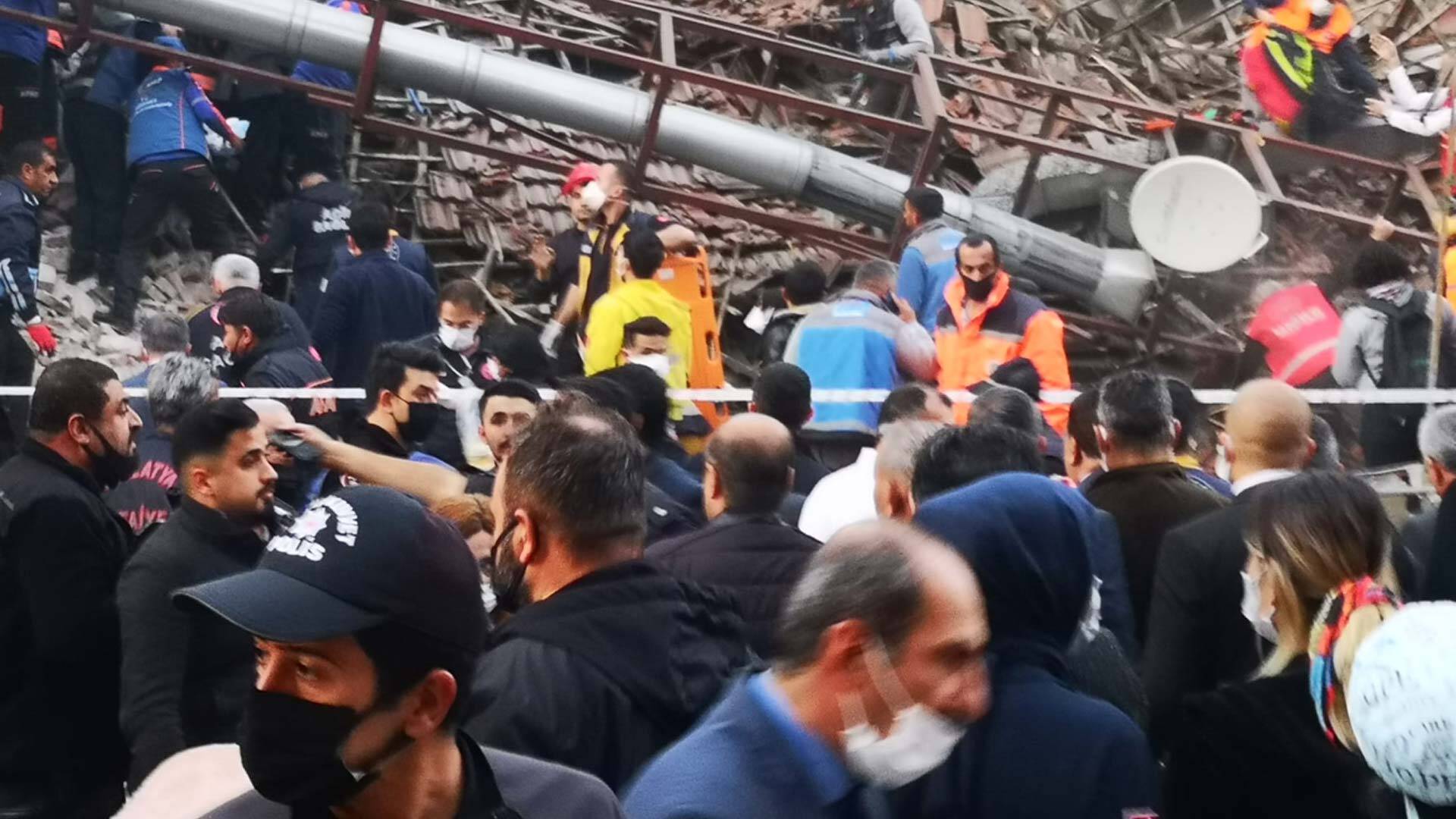 Malatya'da iki katlı bina çöktü: 13 kişi kurtarıldı. Malatya'da İnönü Mahallesi'nde bulunan 2 katlı bina çöktü.