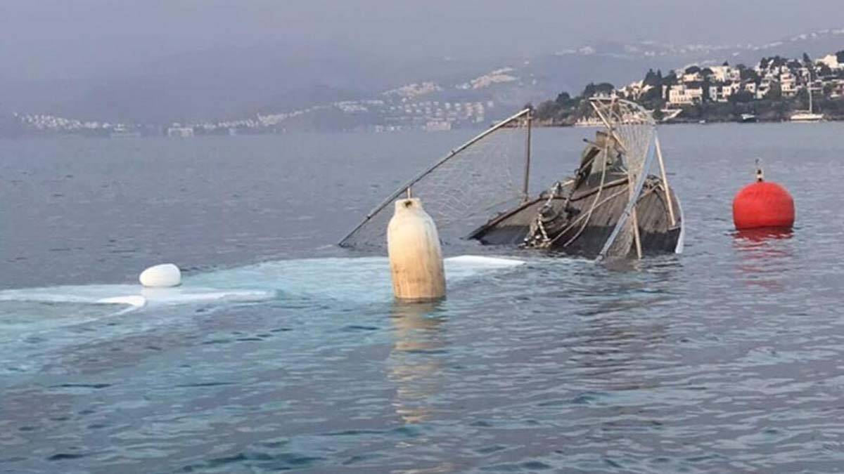 Bitez Koyu açıklarında demirli tekne battı