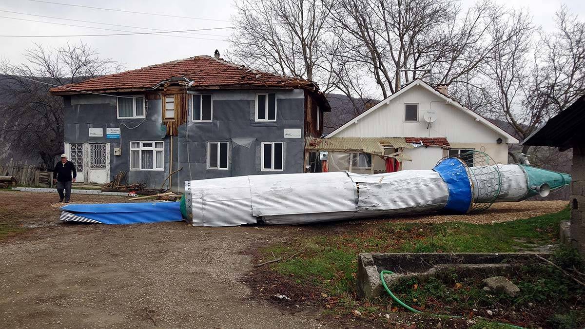 Bolu'da fırtına; Caminin minaresi yıkıldı