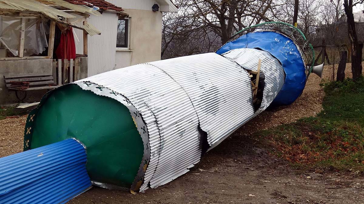 Bolu'da fırtına; Caminin minaresi yıkıldı
