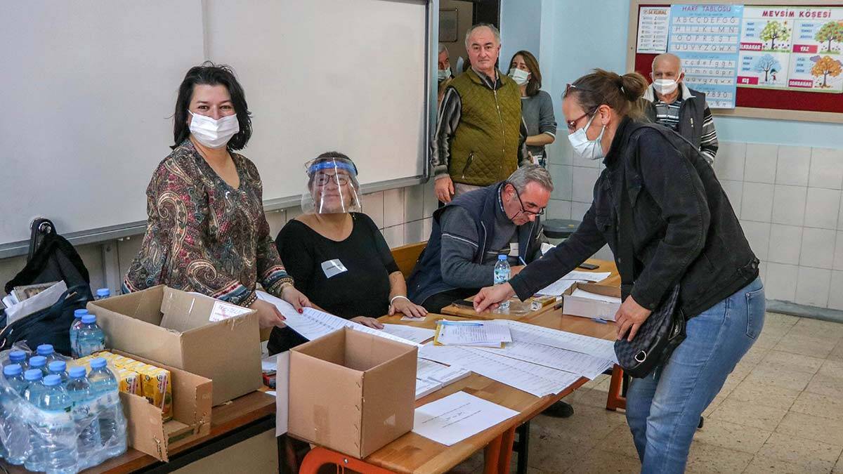 Bulgaristan'da bugün yeni cumhurbaşkanı ve milletvekillerini belirlemek sandık başına gidildi. Bulgaristan seçiminde sandıklarda uzun kuyruklar oluştu.