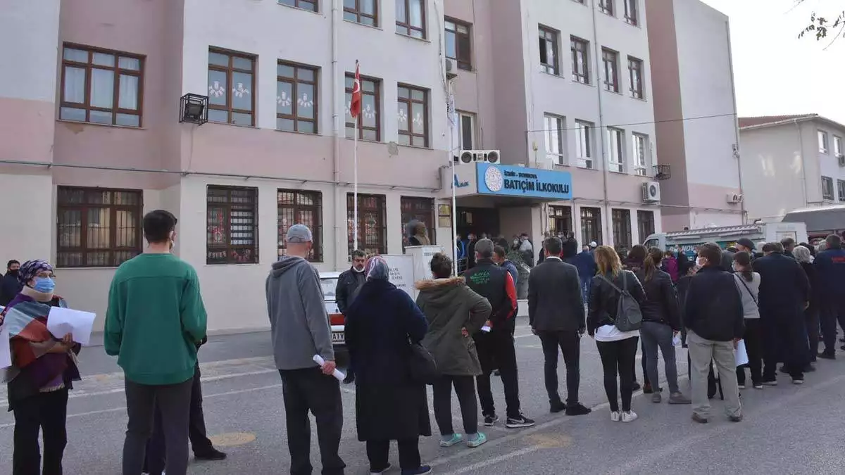 Bulgaristan seçiminde sandıklarda uzun kuyruklar oluştu