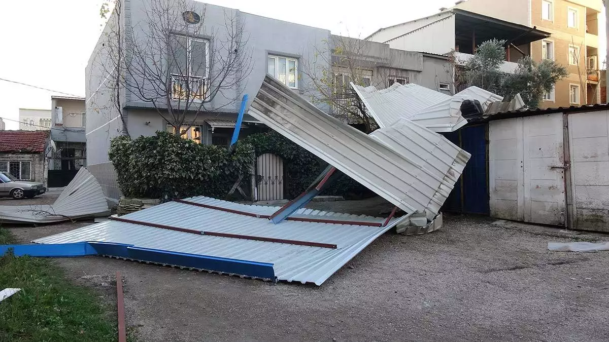 Bursa'da fırtına; ilkokulun çatısı uçtu