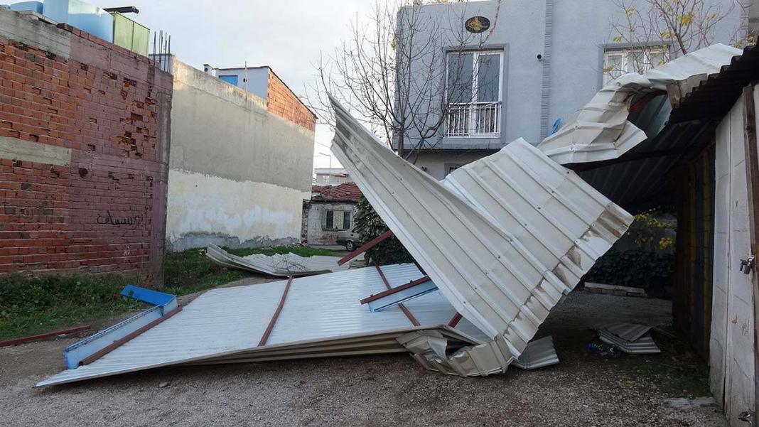 Bursa'da fırtına; ilkokulun çatısı uçtu