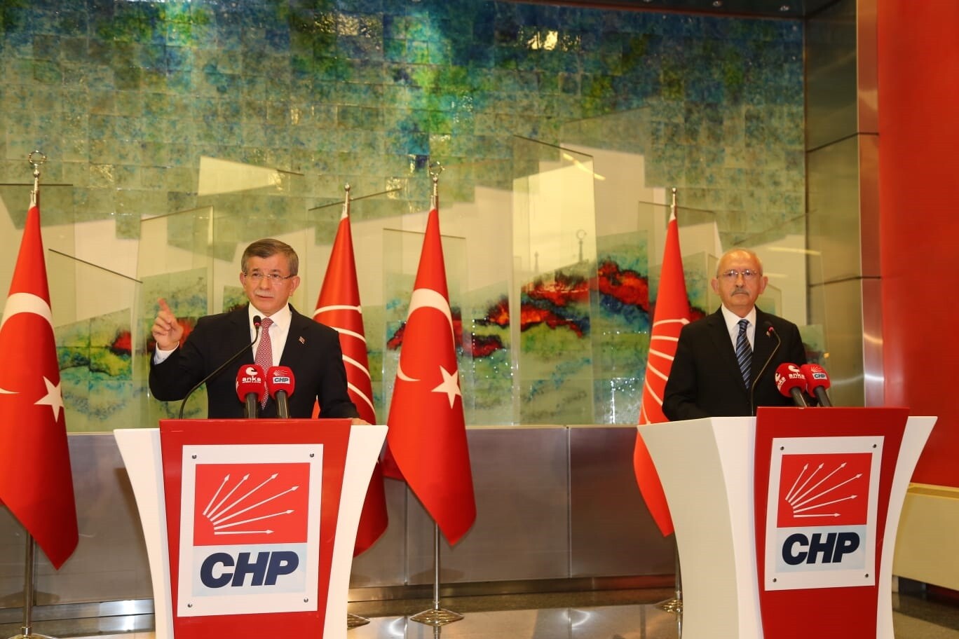 Kemal Kılıçdaroğlu, böyle bir tabloyu daha önce görmediğini söyleyerek, "Öyle bir noktadayız ki döviz kuru elektrik sayacından hızlı çalışıyor" dedi.