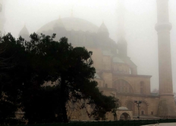 Edirne'de Selimiye Camisi siste kayboldu