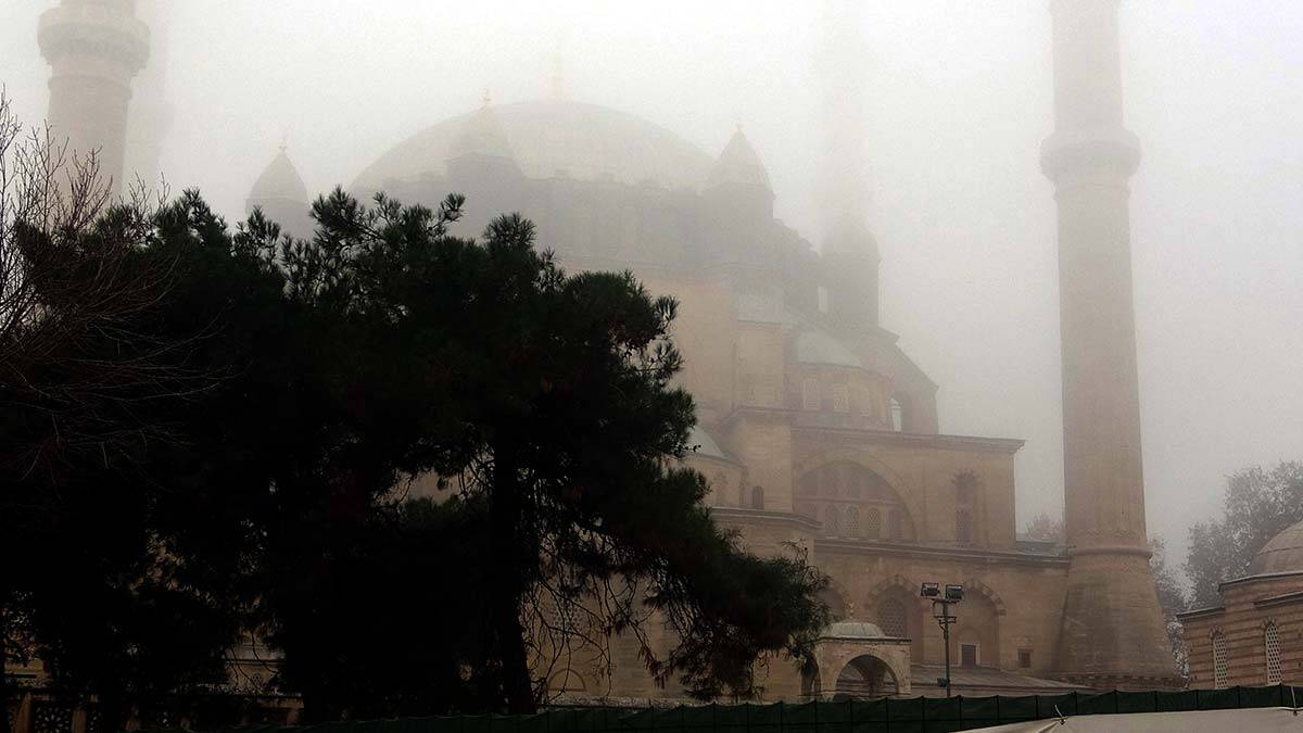 Edirne'de Selimiye Camisi siste kayboldu