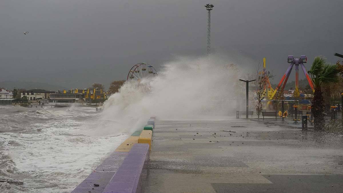 İstanbul'da lodosta 4 kişi öldü