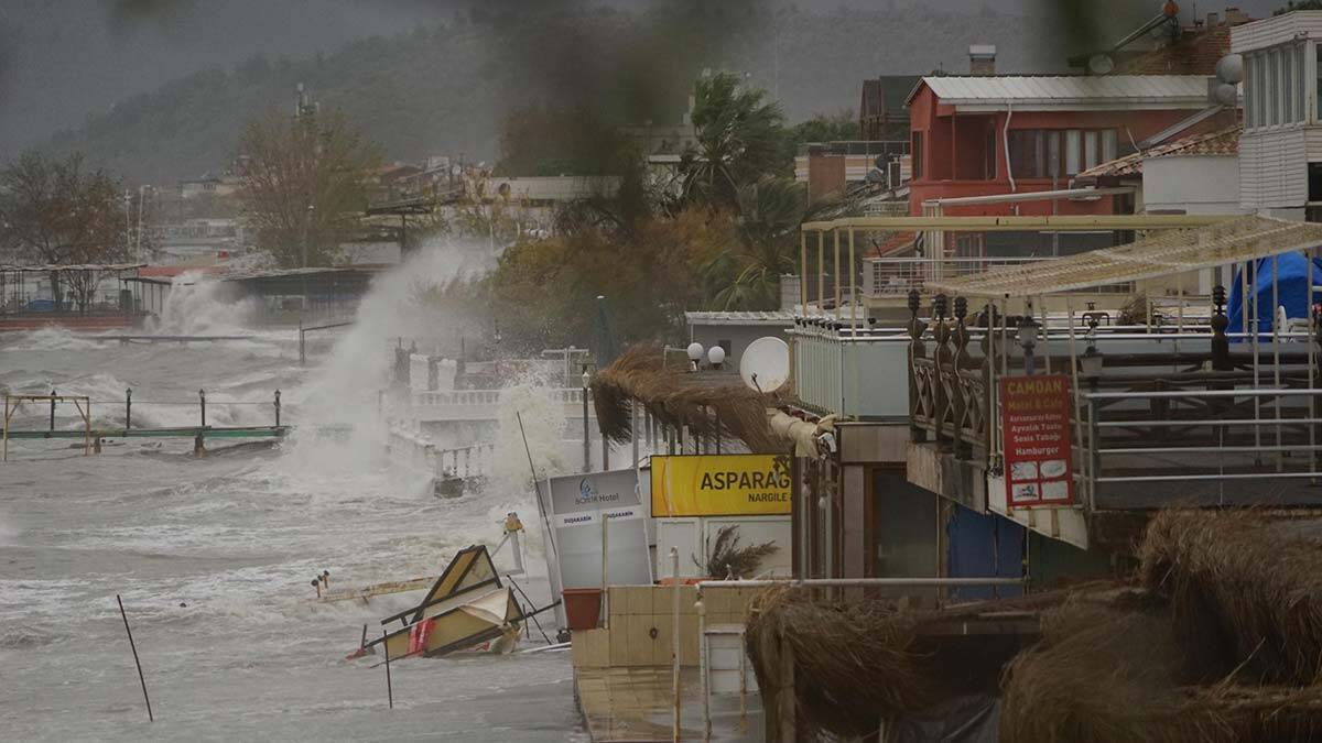 Edremit Körfezi'nde fırtına