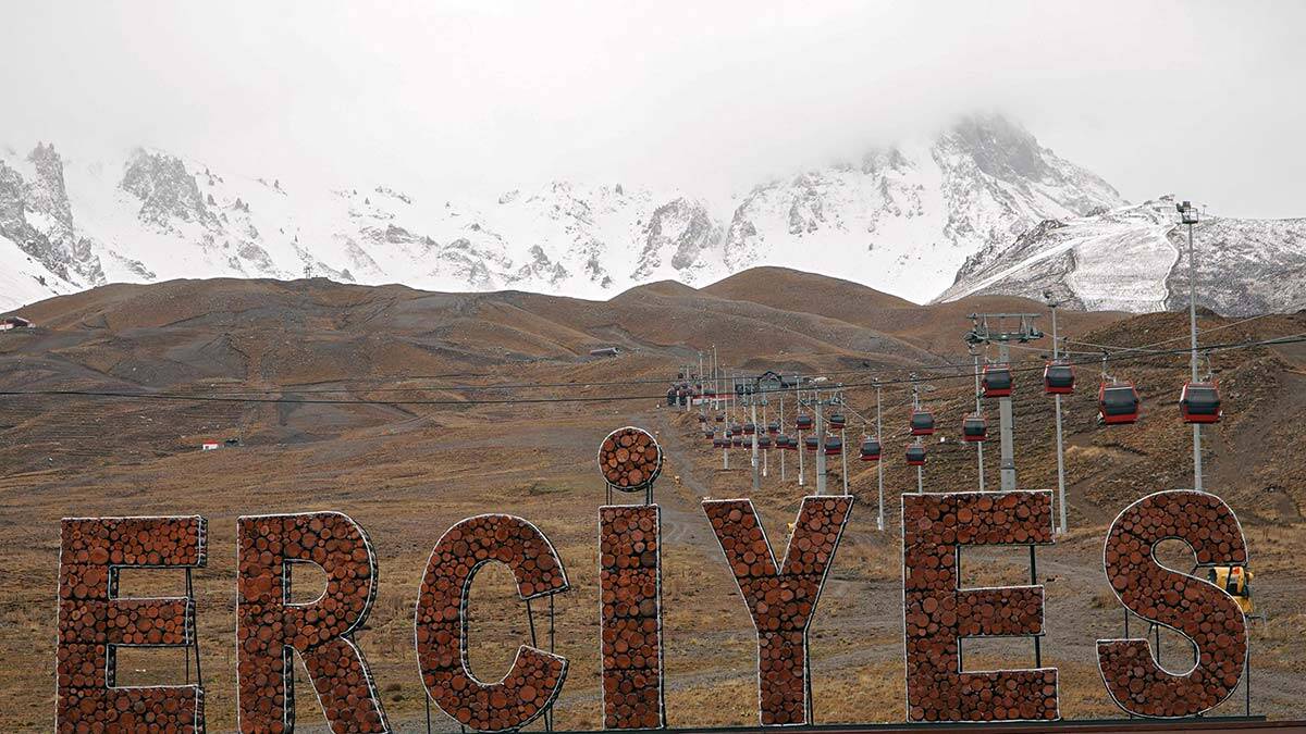 Erciyes Dağı'nın zirvesi beyaza büründü