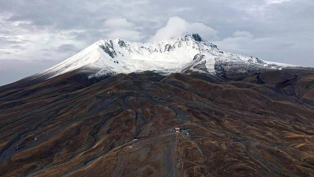 Erciyes Dağı'nın zirvesi beyaza büründü