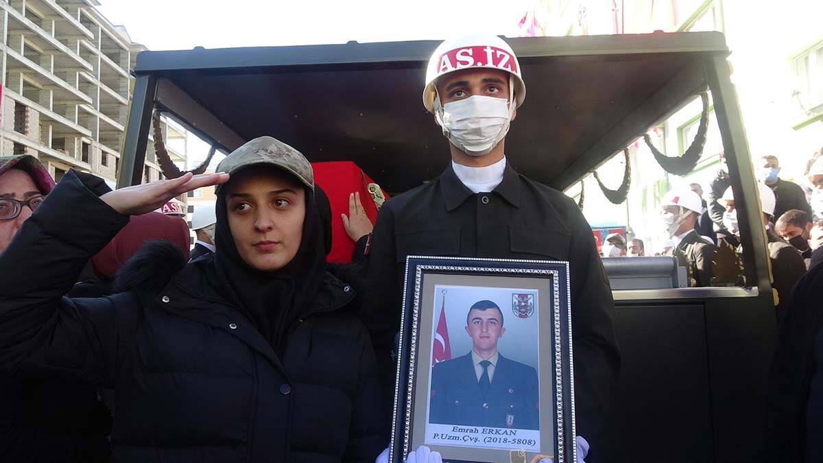 Kuzey Irak'taki üs bölgesinde şehit olan Emrah Erkan Erzurum'da düzenlenen törenin ardından toprağa verildi.