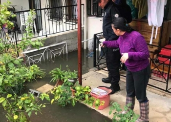 Fethiye'de iş yerlerini su bastı