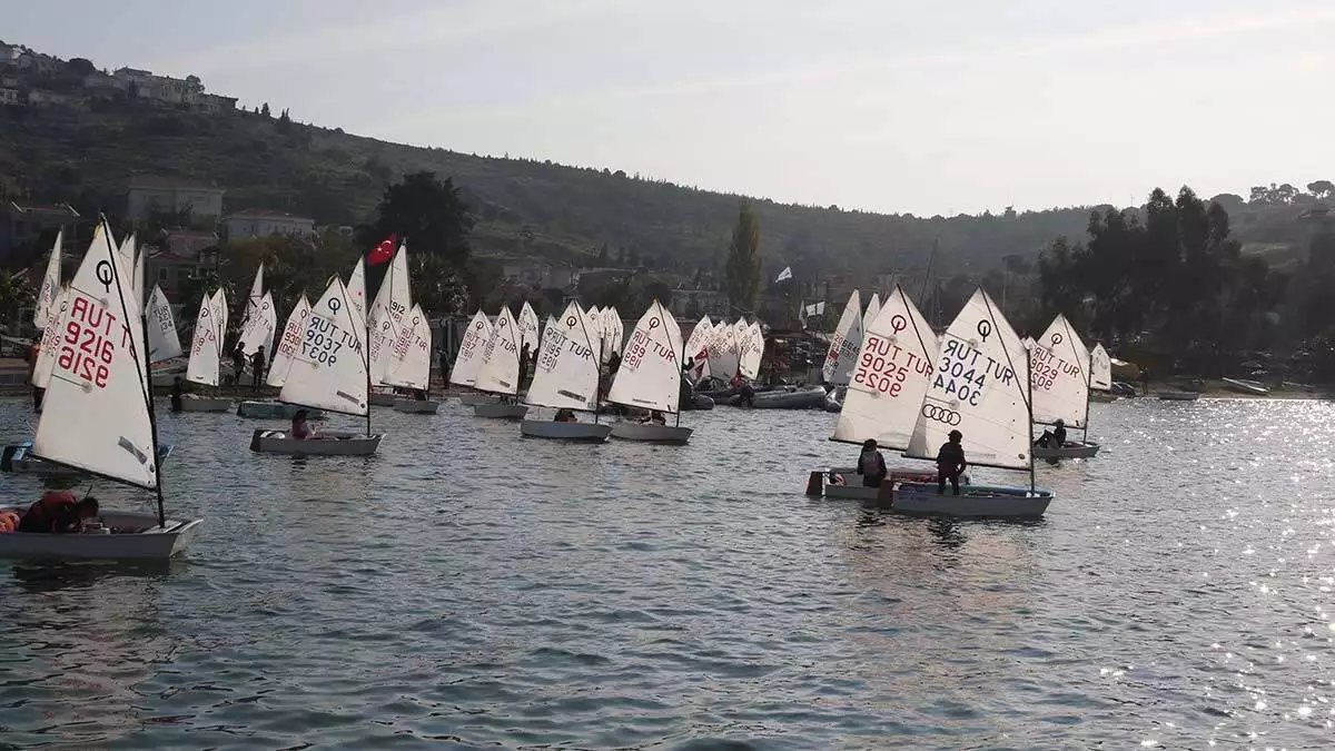 Atatürk kupası yelken yarışları foça'da başladı