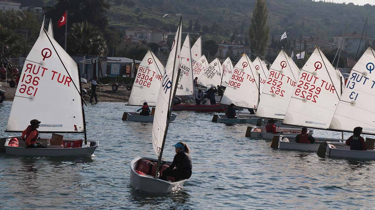 Atatürk Kupası Yelken Yarışları Foça'da başladı