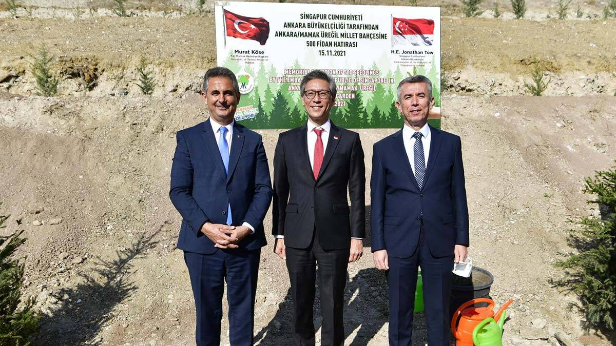 Singapur Büyükelçiliği'nden Mamak'a 500 fidan