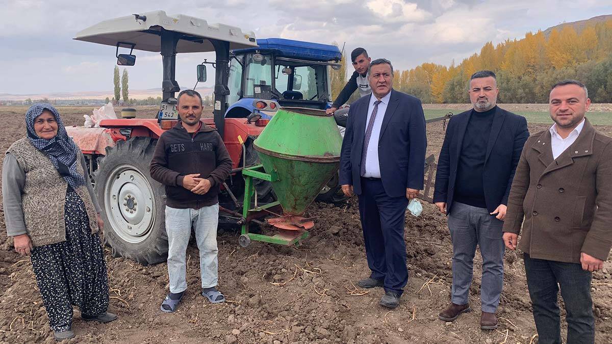 CHP Niğde Milletvekili Ömer Fethi Gürer, gübresiz buğday ekimi yapılan tarlalarda çiftçilerle bir araya gelip sorunlarını dinledi. Çiftçiler "Gübre fiyatlarına yetişemiyoruz" dedi.