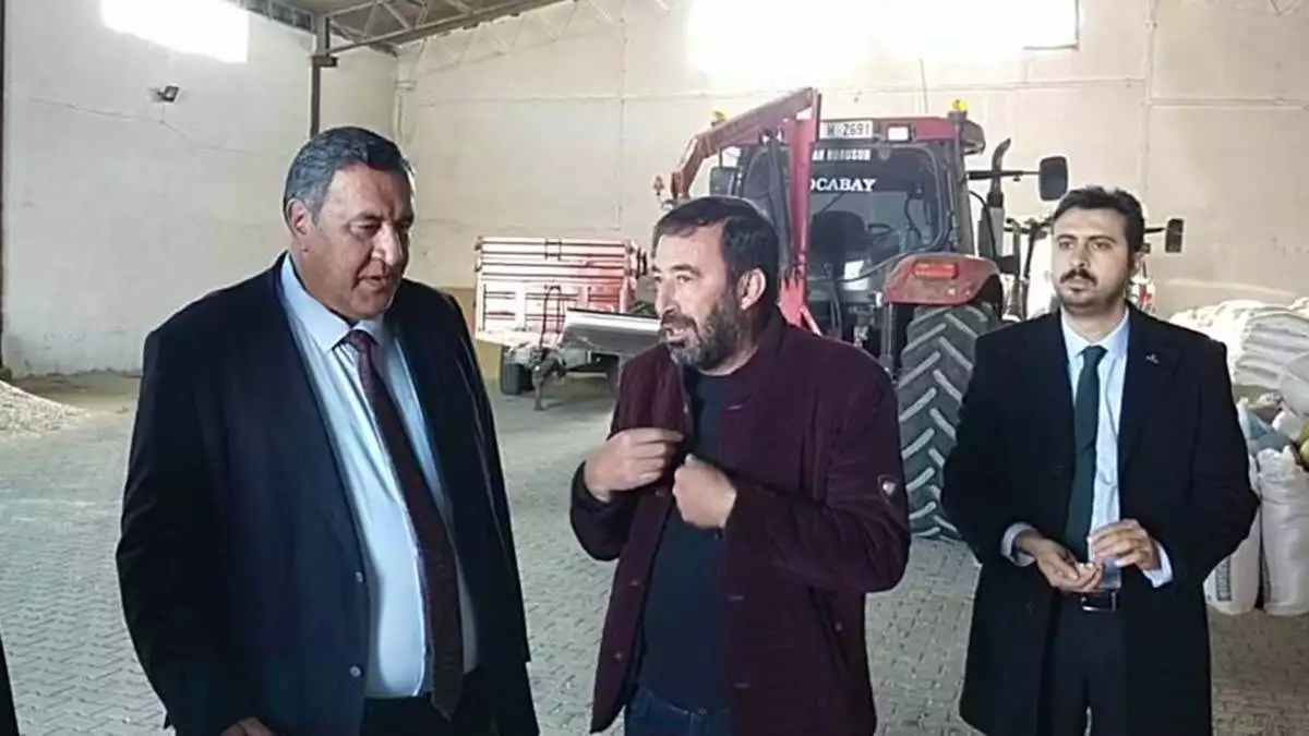 Chp niğde milletvekili ömer fethi gürer, "limon dalda, soğan tarlada, kabak çekirdeği depoda kaldı" dedi.