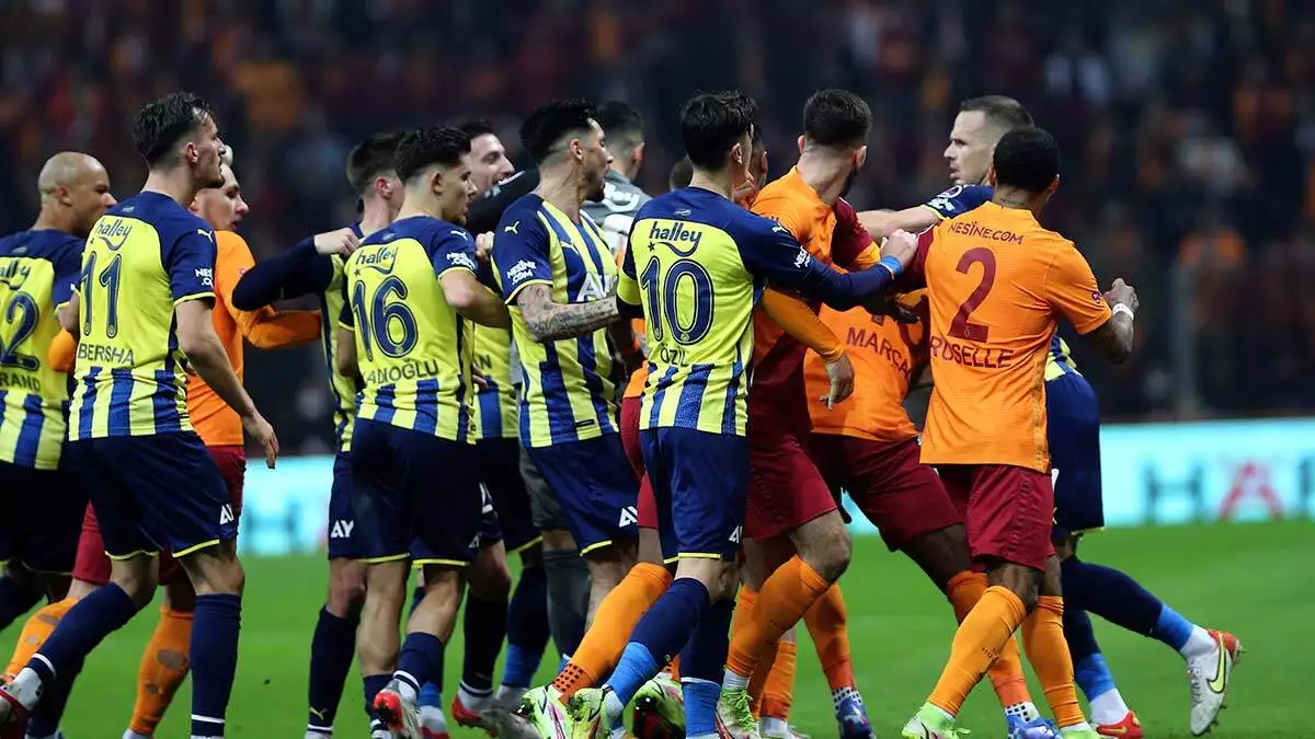 Süper lig'in 13'üncü haftasında galatasaray fenerbahçe maç sonucu: 1-2. Fenerbahçe, deplasmanda galatasaray'ı 2-1 mağlup etti.