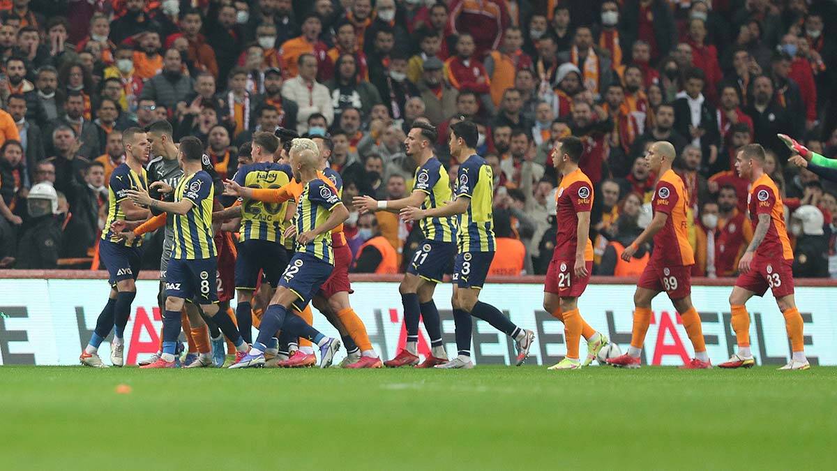 Süper Lig'in 13'üncü haftasında Fenerbahçe, deplasmanda Galatasaray'ı 2-1 mağlup etti. Sarı-lacivertli ekibe galibiyeti getiren golleri 31'inci dakikada Mesut Özil ve 90+4'üncü dakikada Crespo kaydetti.