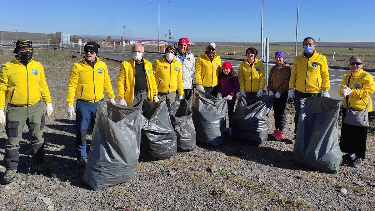 Gönüllüler kavşaklarda çöp topladı