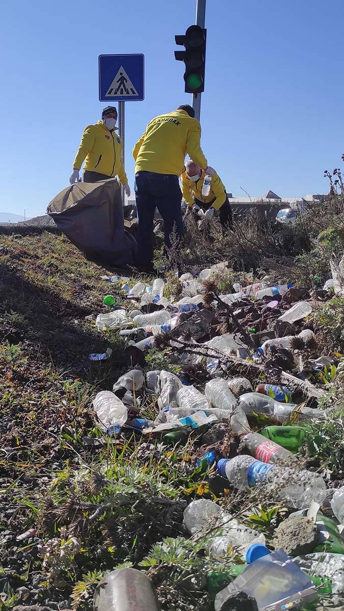 Gönüllüler kavşaklarda çöp topladı