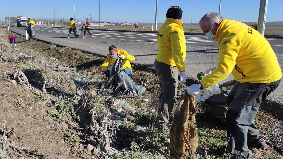 Gönüllüler kavşaklarda çöp topladı, maske, temizlik malzemeleri, plastik şişe ve atıkları toplayan gönüllüler, sürücüleri yola çöp atmamaları konusunda uyardı.