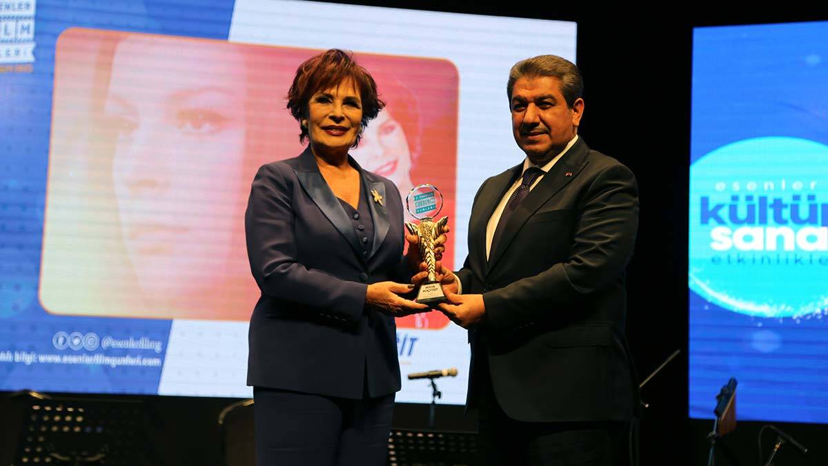 Bu yıl 2’ncisi düzenlenen Esenler Film Günleri kapsamında usta oyuncu Hülya Koçyiğit ve Burçak Evren’e onur ödülü verildi.