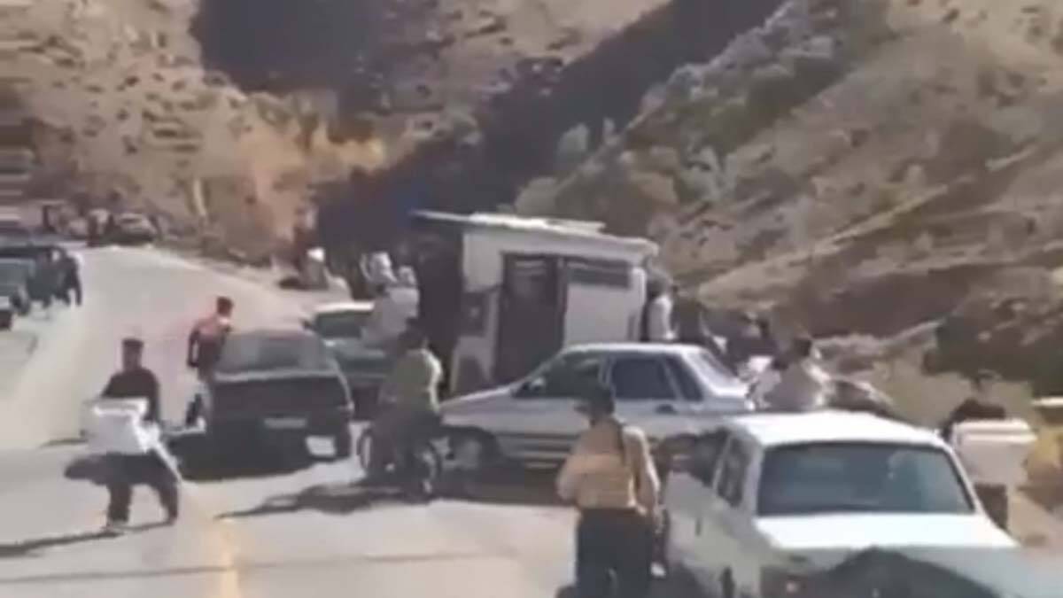 İran'da kaza yapan Türk TIR'ı yağmalandı