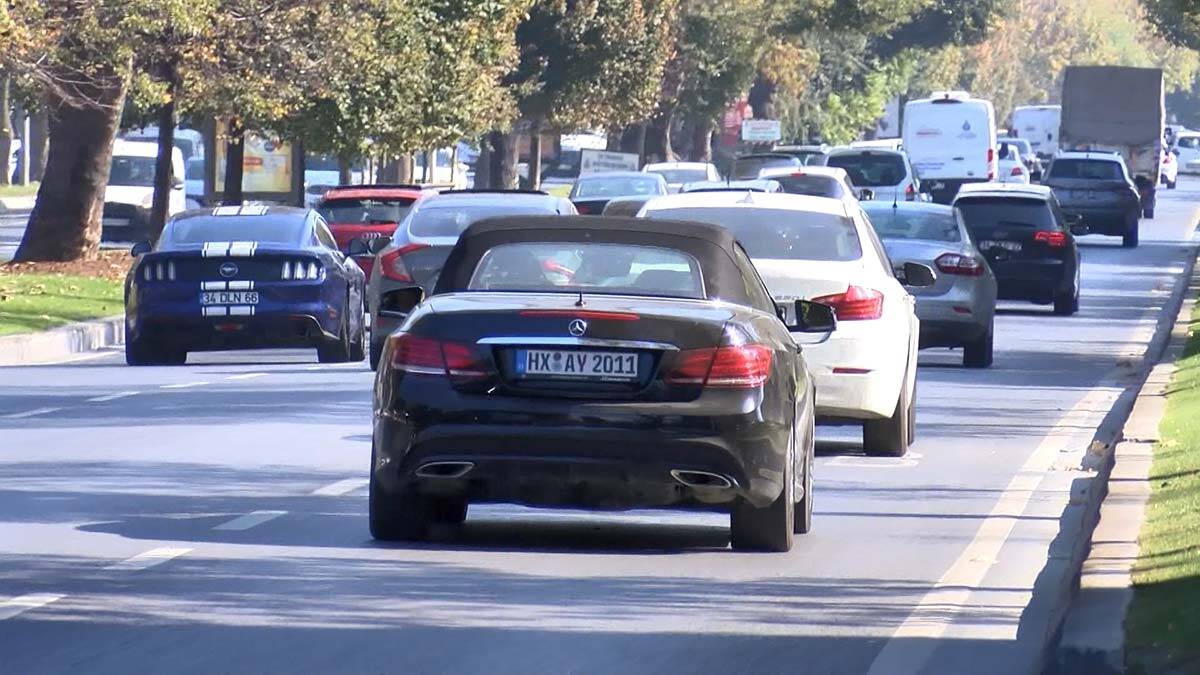 İstanbul caddelerinde yabancı plakalı lüks araçlar dikkat çekiyor. Prof. Dr. Mehmet Fatih Altan, bu artıştaki temel nedeni pandemi etkisi, göç ve yabancı öğrenci sayısındaki artış olduğunu belirtti.