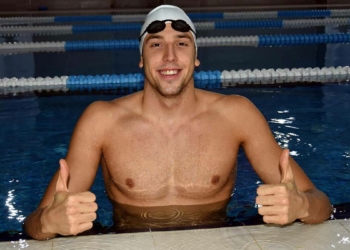 Emre Sakçı İzmir'in havuzdaki gururu