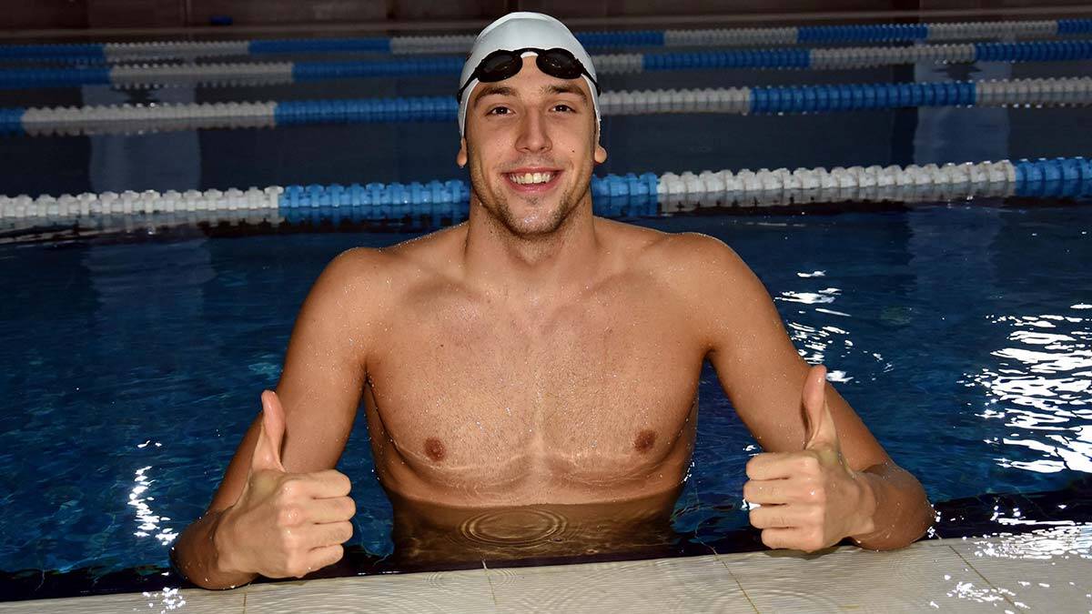 Emre Sakçı İzmir'in havuzdaki gururu