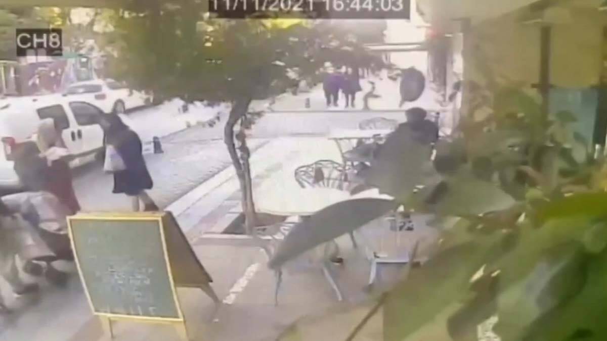 Gazeteci Mine Kırıkkanat'a tokatlı saldırı