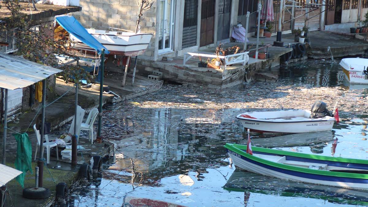 Rize’de dere ve denizlere atılan çöpler, fırtınalı havalarda dalgaların etkisiyle sürüklenerek biriktiği balıkçı barınaklarında kirliliğe yol açıyor.