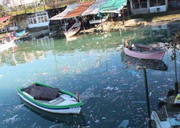 Denizlere atılan çöpler, barınaklara birikiyor