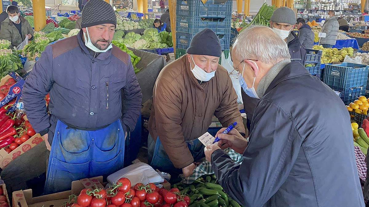 Kılıçdaroğlu pazar alışverişi yaptı