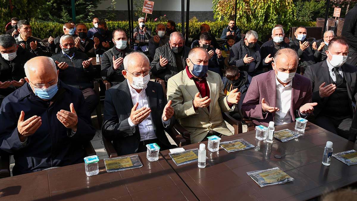 CHP Genel Başkanı Kemal Kılıçdaroğlu'ndan Başak Cengiz'in ailesine ziyaret. İstanbul'da Can Göktuğ Boz (27) tarafından samuray kılıcıyla öldürülen Başak Cengiz'in (28) Ankara'daki ailesine taziye ziyaretinde bulundu.