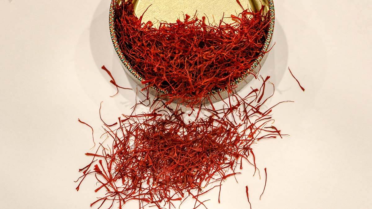 Dünyanın en pahalı baharatları arasında yer alan, kilosu 40 ile 50 bin lira arasında değişen safranın taklitleriyle tüketici, yanıltılıyor.