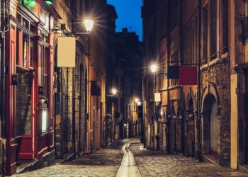 Gece sokakları sevgililere kapatın