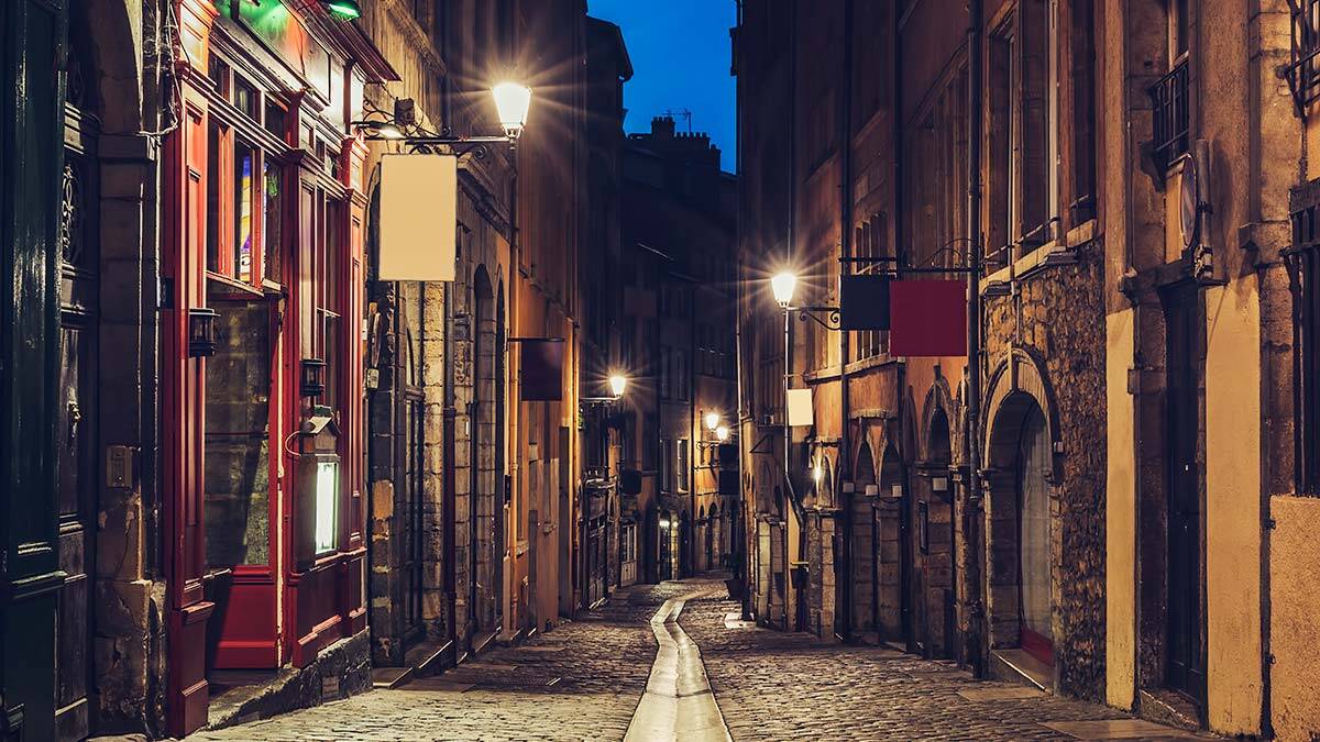 Gece sokakları sevgililere kapatın