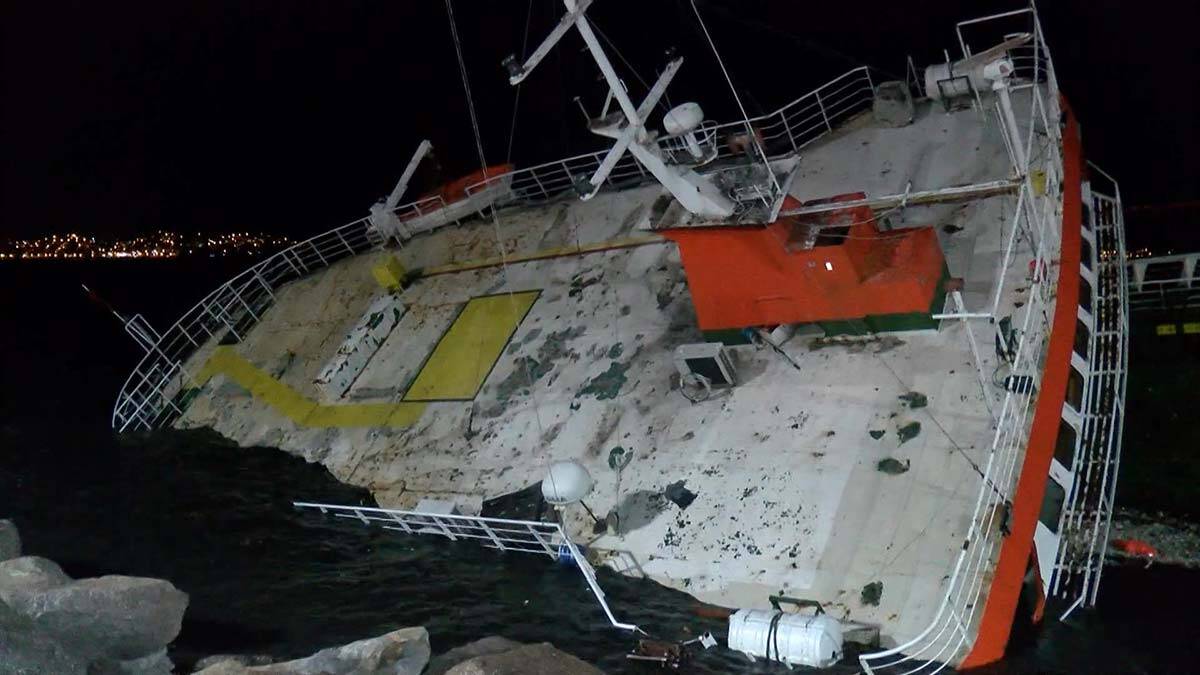 Maltepe'de lodos nedeniyle gemi battı