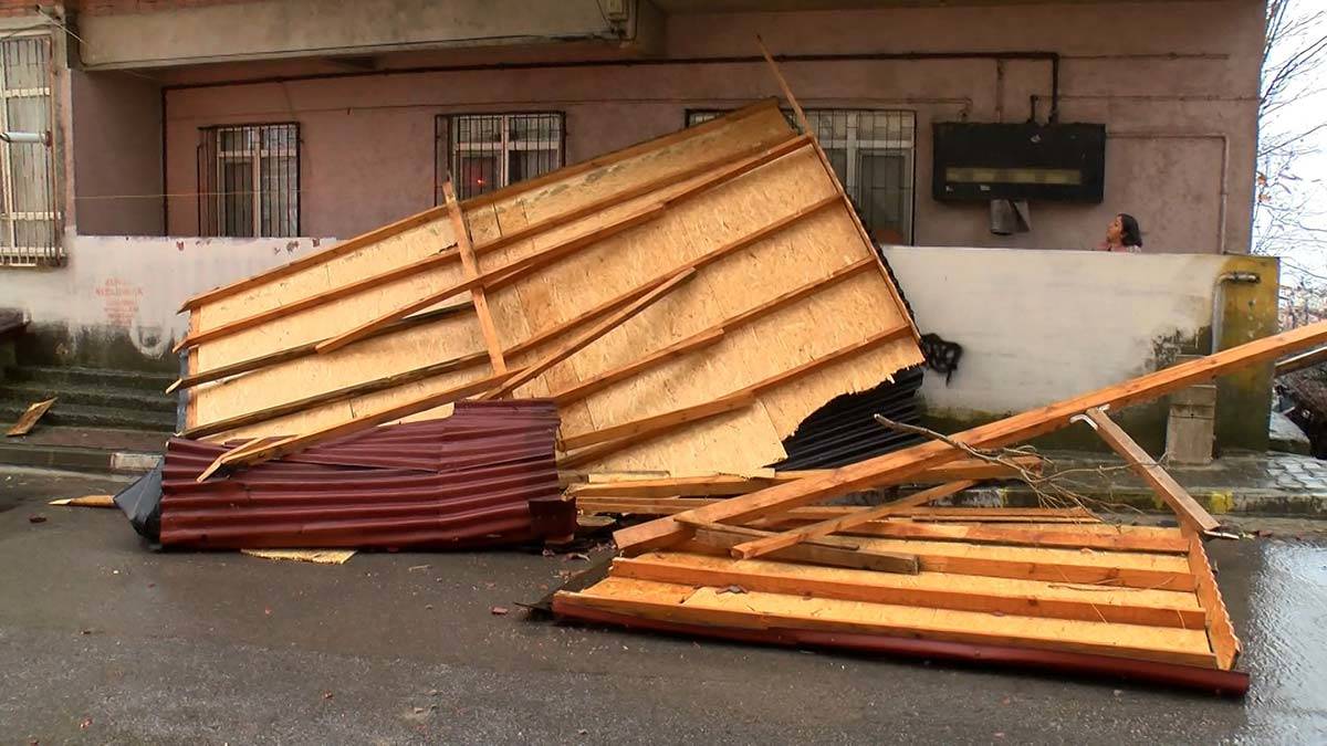 Maltepe'de şiddetli lodosun etkisiyle 2 evin çatısı uçtu