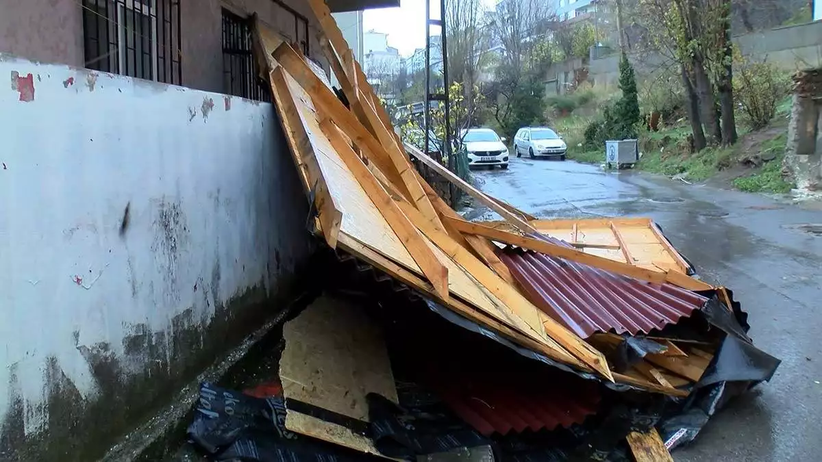 Maltepe'de şiddetli lodosun etkisiyle 2 evin çatısı uçtu