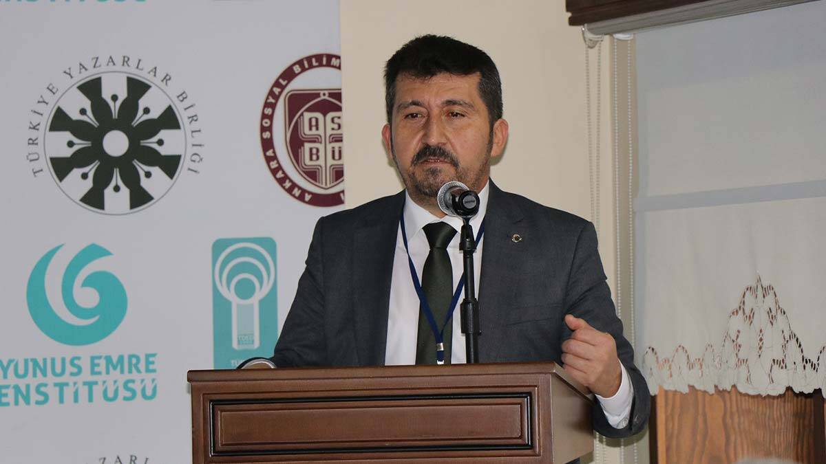 İskender Pala: "Türkçeye sahip çıkmalıyız. Türkiye Türkçesi Dünya Türklüğü'nün ortak iletişim dili olmalıdır" dedi.