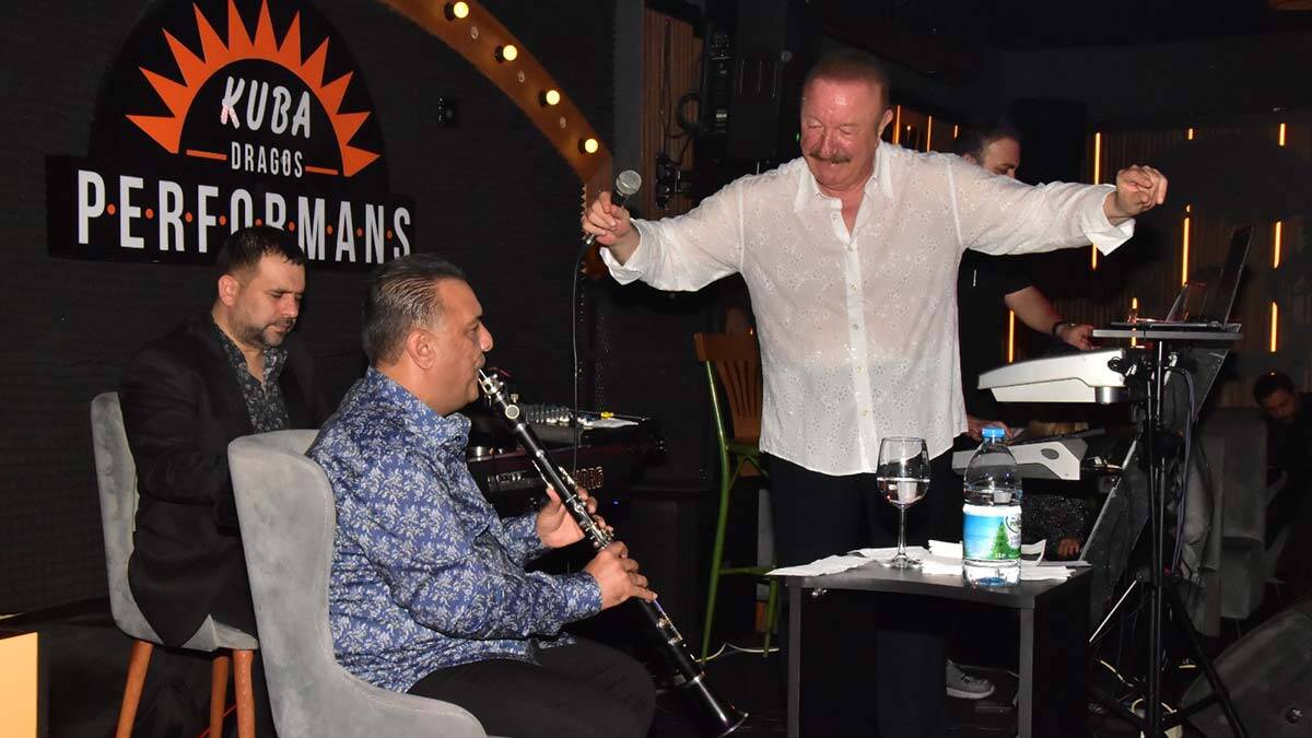 Nejat Alp sahnede devleşti