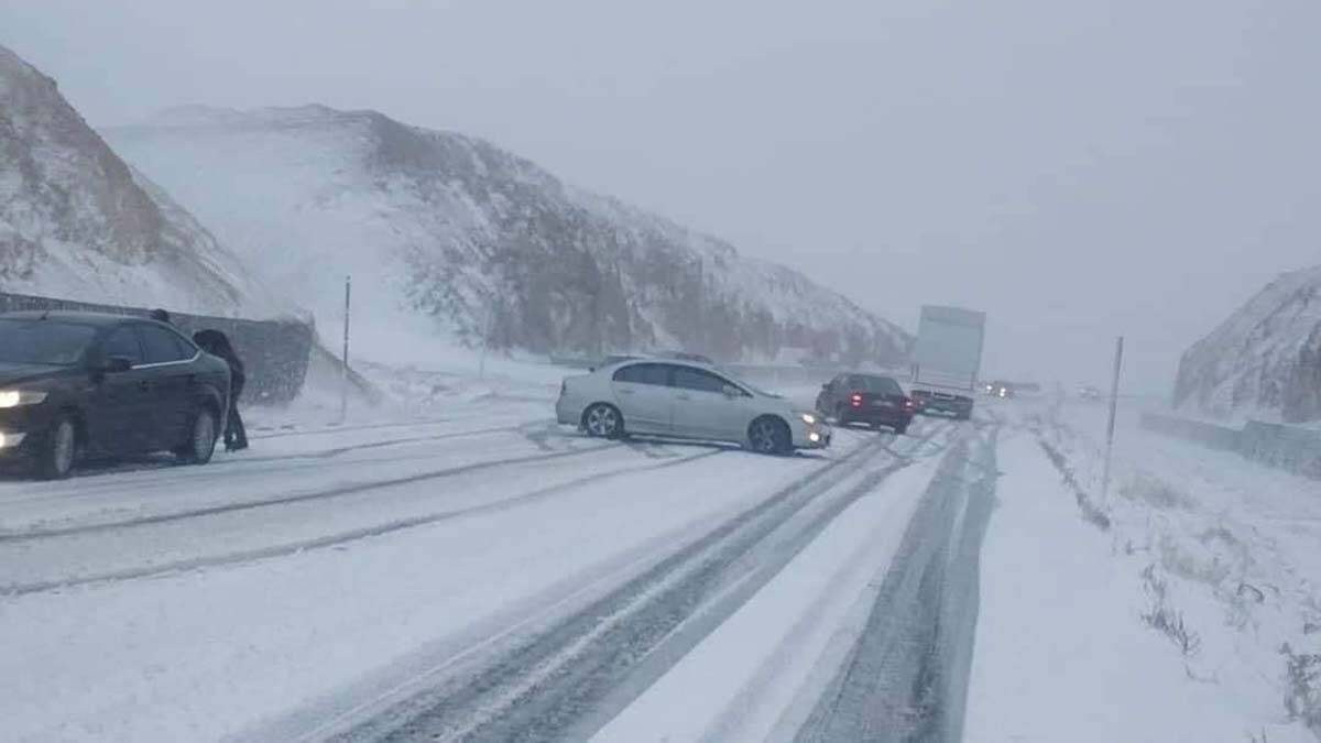 Niğde'de kar yağışı; sürücüler zor anlar yaşadı