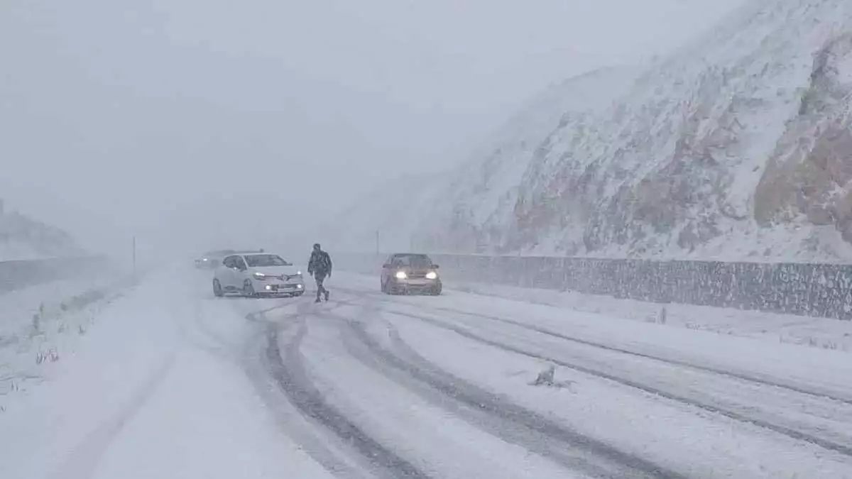 Niğde'de kar yağışı; sürücüler zor anlar yaşadı