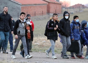 Okula gitmek için 3 kilometre yol yürüyorlar